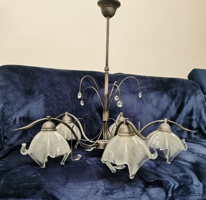 Lampa stojąca i żyrandol