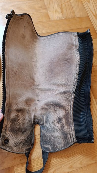 Czapsy hippica skórzane