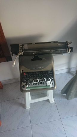 Vende-se Máquina de Escrever Olivetti para Restauro