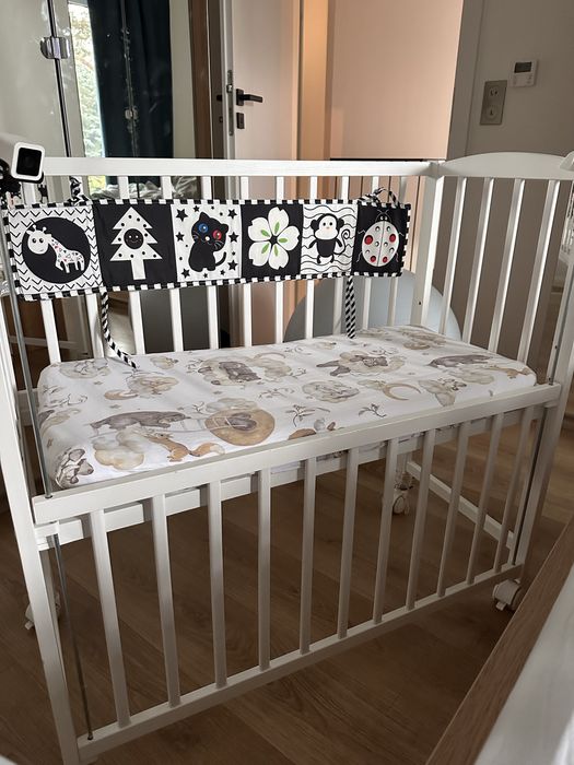 Białe Łóżeczko z opuszczanym bokiem dostawka