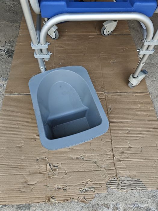 Cadeira de rodas para ir ao quanto de banho com sanita removível