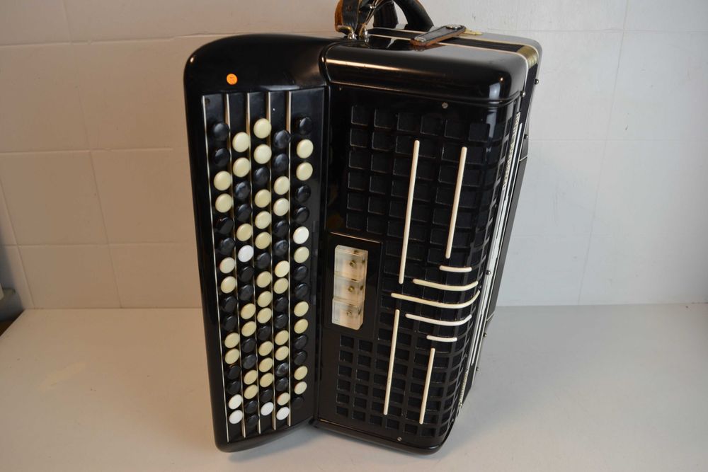 Acordeao 3 Voz Com  Mala de transporte. N 438