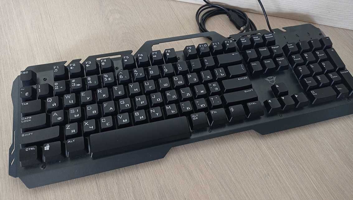 Мембранна ігрова клавіатура Trust GXT 853 RGB в металевому корпусі