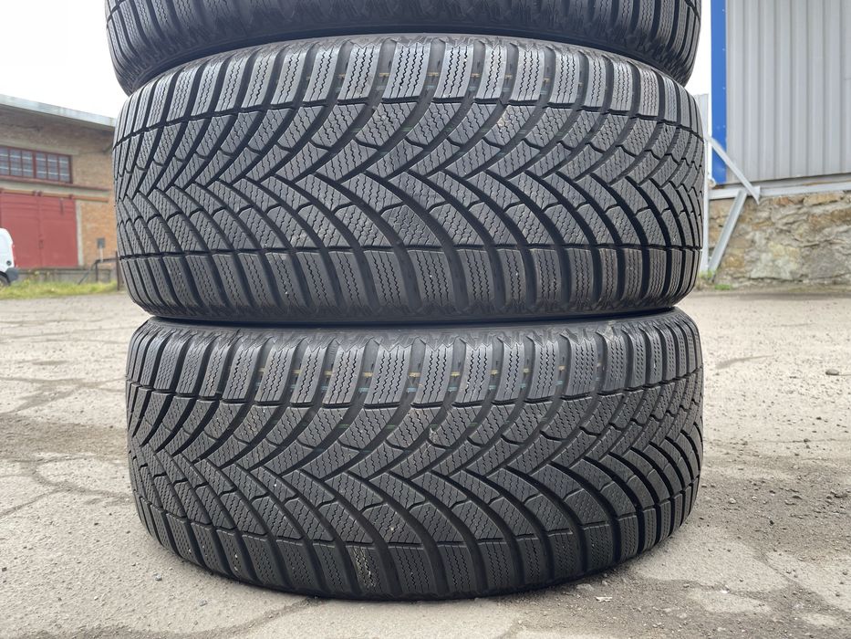 Майже нові зимові шини Sempeeit 225/50 R18