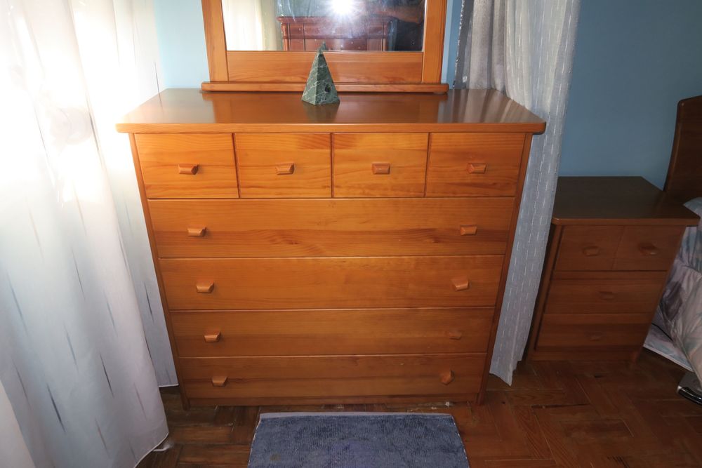 Mobília de quarto em Pinho