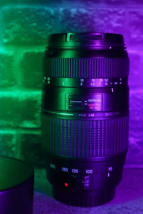 Objetiva Tamron 70-300mm f/4-5.6 Di LD Macro para Canon EF