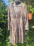 Sukienka we wzory paisley