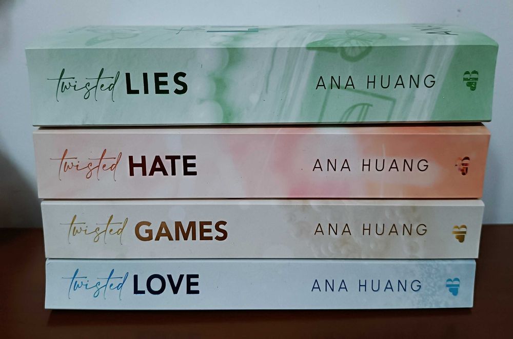 Livros - Serie Twisted ANA HUANG em Inglês (love-hate-games-lies)
