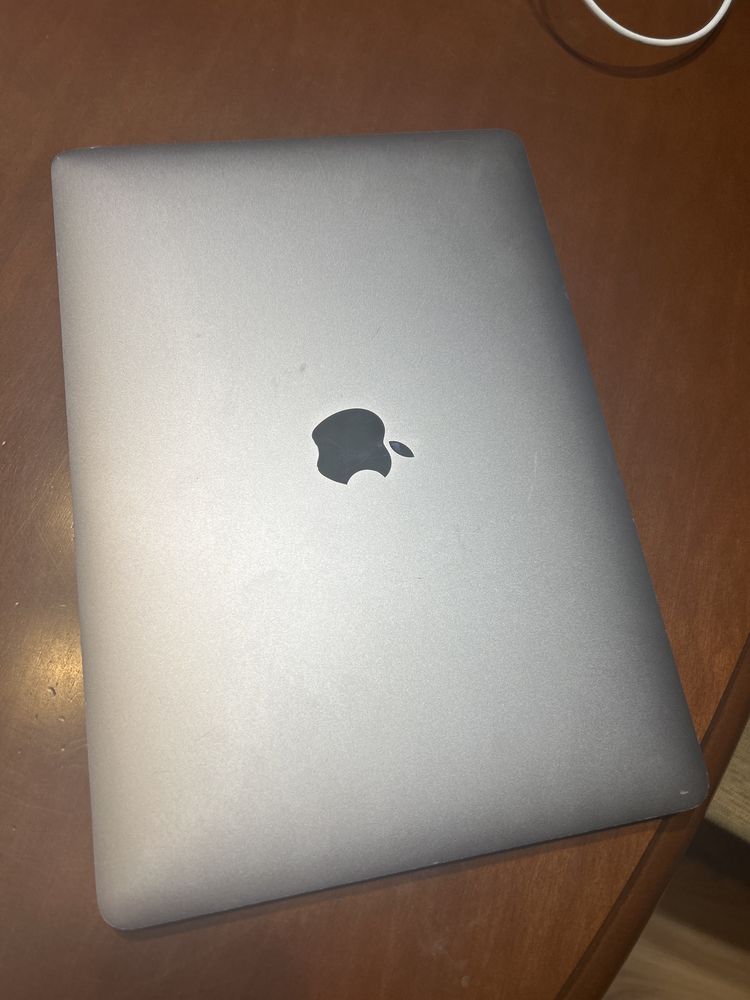 Macbook pro 2018 z paskiem dotykowym