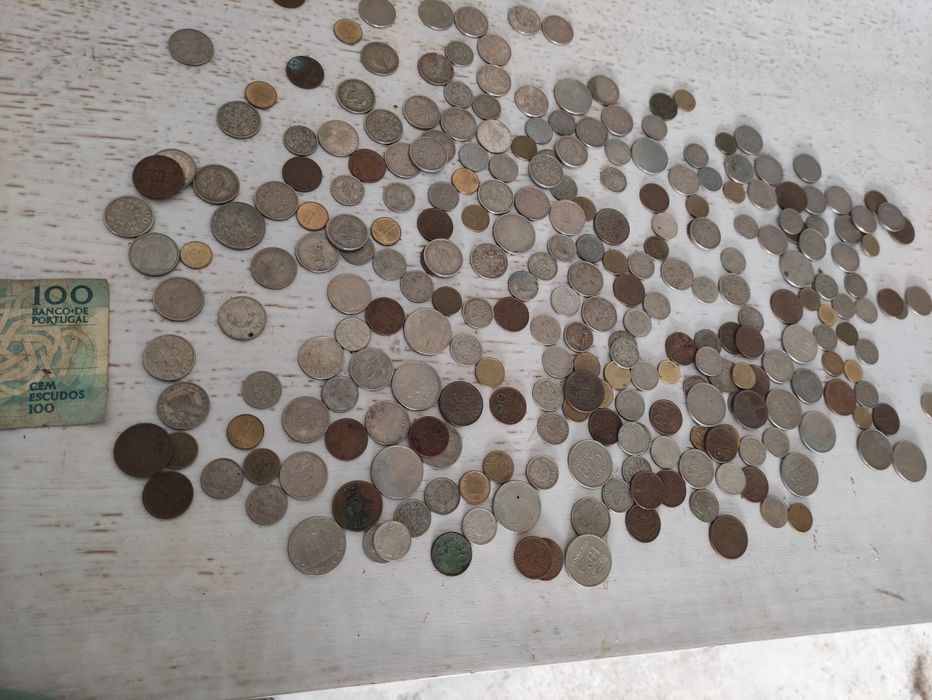 Moedas de escudos e nota