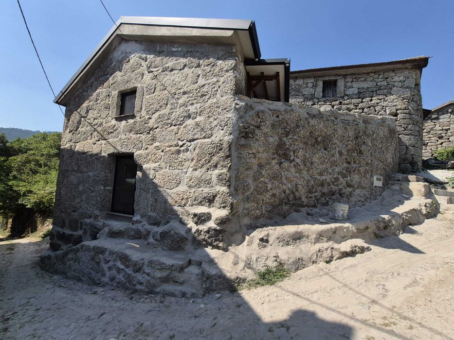 Casa de pedra renovada próxima ao gerês