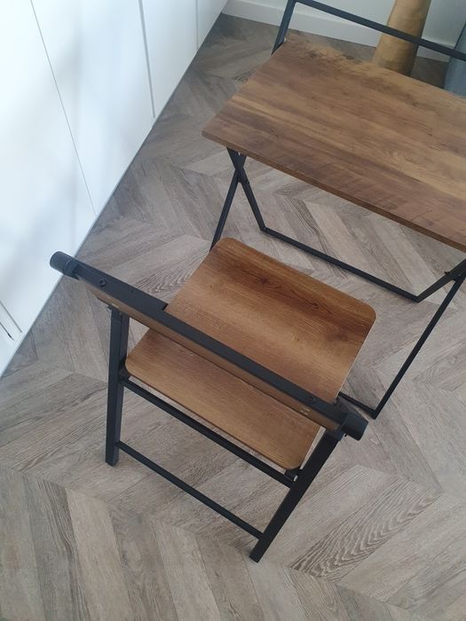 Składne krzesło i składane biurko