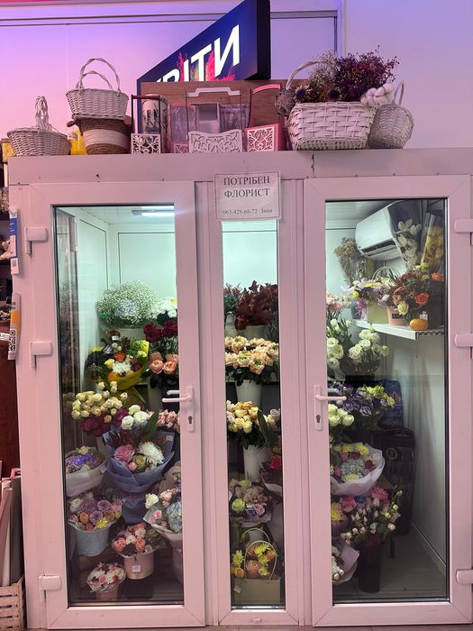 Продаж магазину квітів в ТРЦ Район