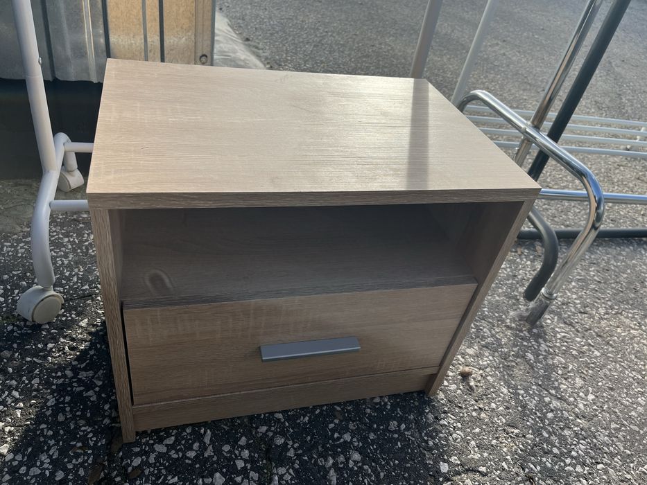 Szafka nocna w kolorze dębu bejcowanego na biało