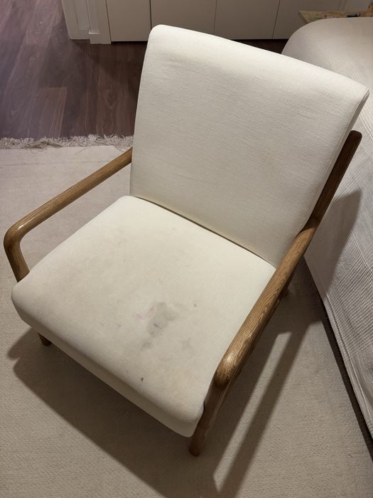 Poltrona Zara Home de madeira de freixo em linho branco creme