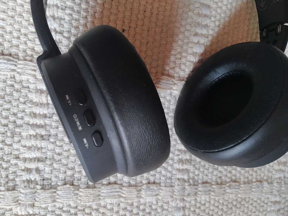 Навушники Bluetooth/FM-radio стан новий, праве вухо тихіше за ліве
