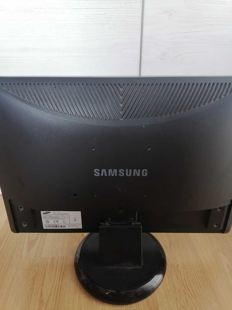 Monitor Komputerowy - 19" LCD