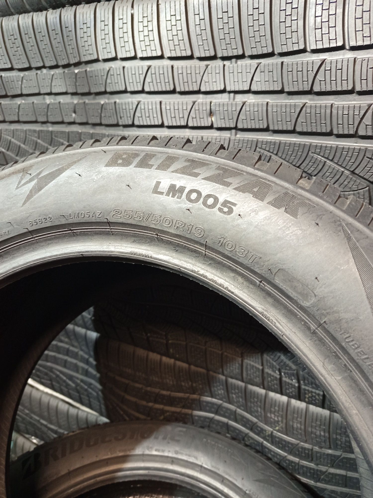 255/50R19 Bridgestone Blizzak Lm005