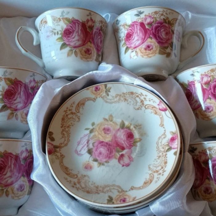 Zestaw filiżanek z spodkami