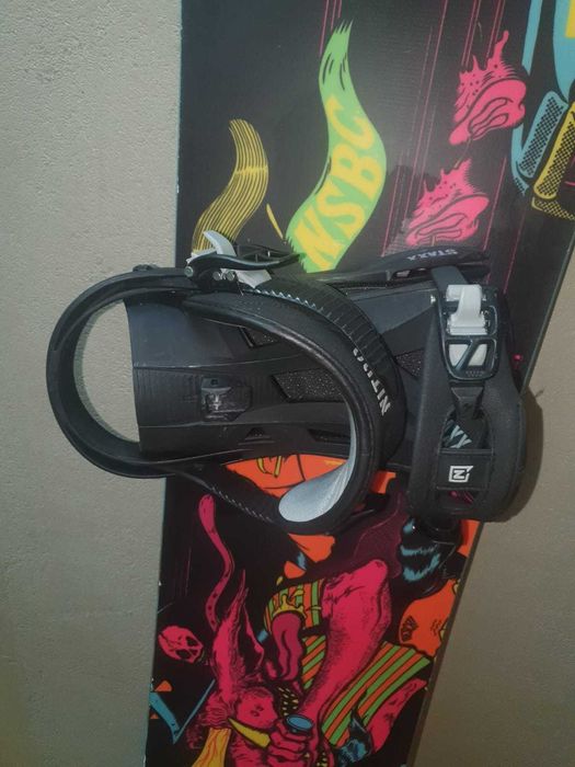 Prancha de  Snowboard NITRO , com pouco uso ,  com fixações STAXX