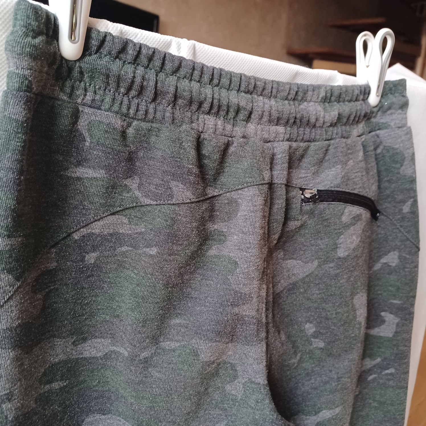 Super dresy spodnie dresowe Cropp moro khaki zielone szare XS S 34 36