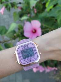 Електроний рожевий годинник у стилі Касіо