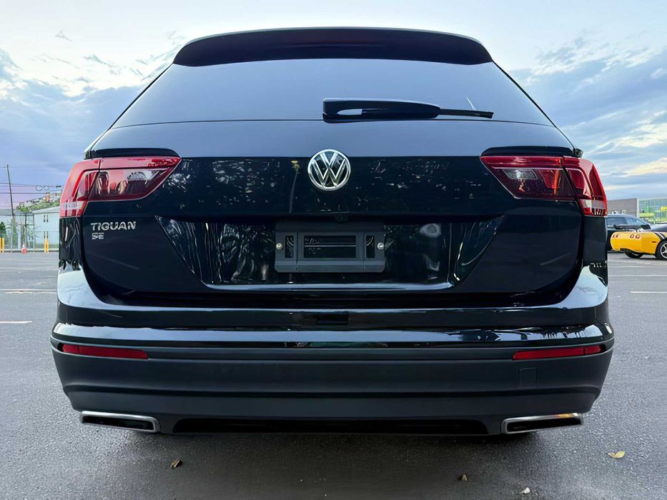 Volkswagen Tiguan      2021