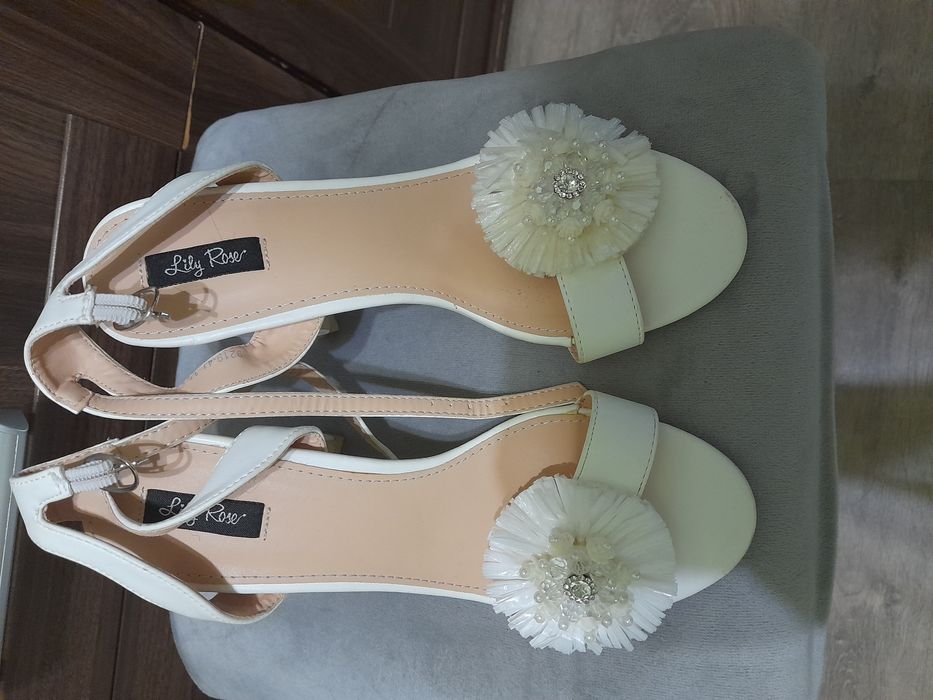 Białe Sandały 37 na obcasie