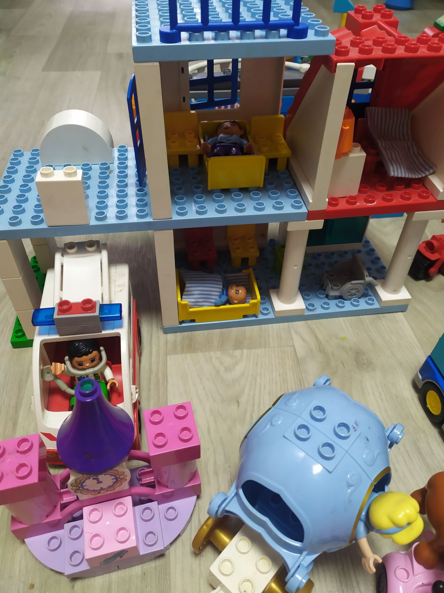 Набори Lego Duplo та Mega Blocks лікарня поліція ферма поїзд аеропорт