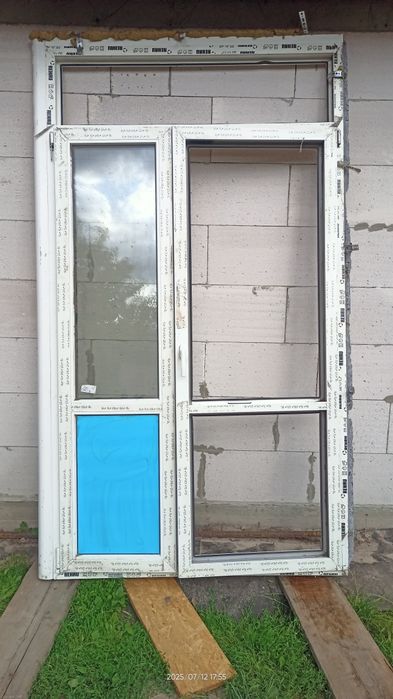Рама з вікном і дверима