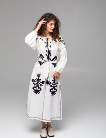 Надзвичайно красива вишита сукня  з етнічним орнаментом