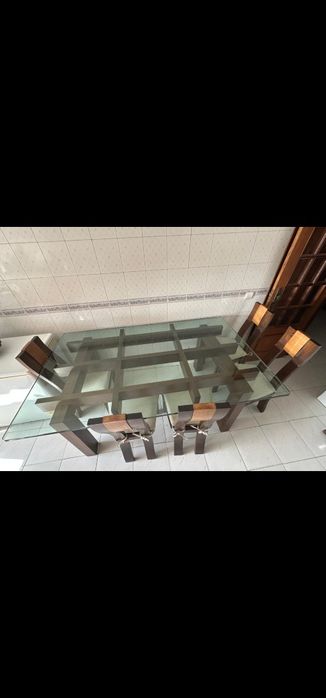 Mesa e cinco cadeiras em carvalho