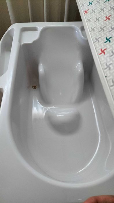 Muda fraldas e banheira da marca Brevi
