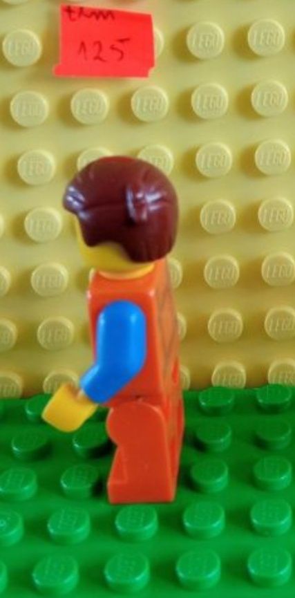 Lego mini figurka Emmet tlm125