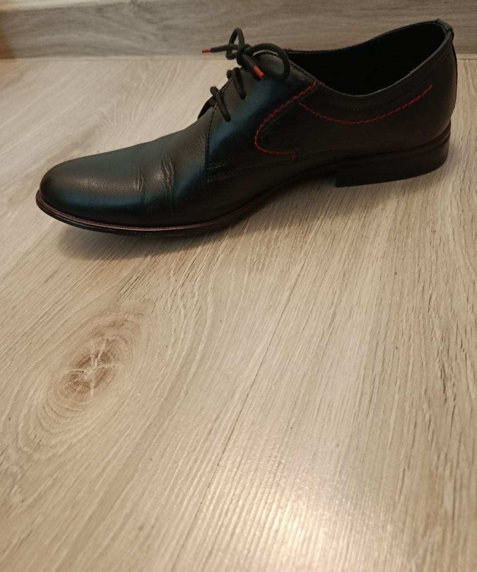 Buty wizytowe czarne z czerwonymi obszyciami