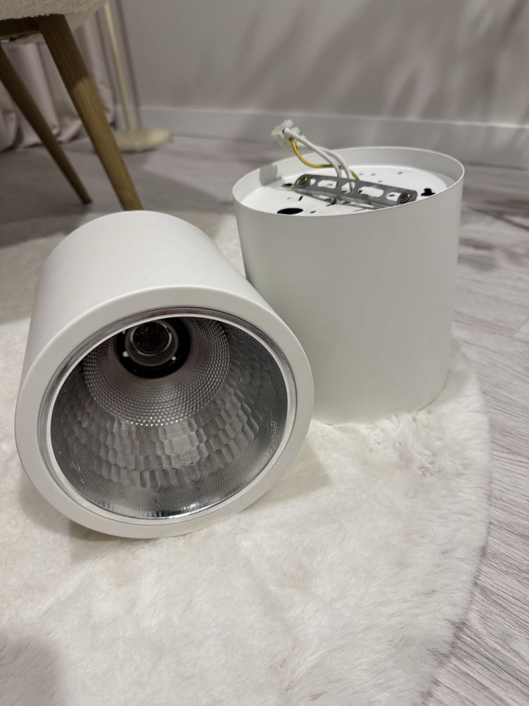 Dwie białe lampy tuby Polux