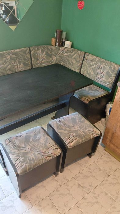 Narożnik kuchenny + stół + dwie pufy