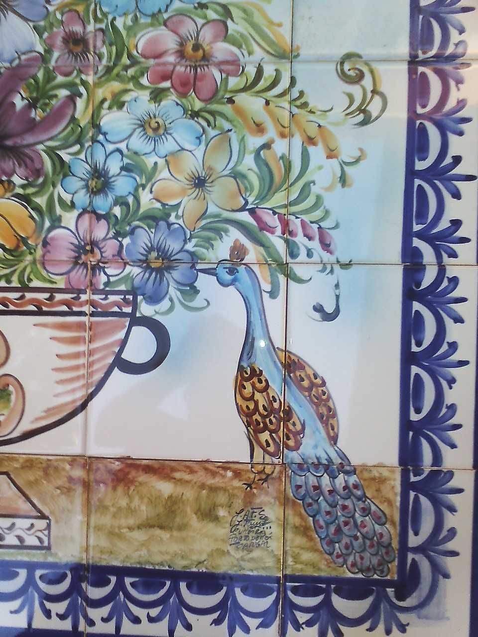 Painel de azuleijos pintados á mão e assinado