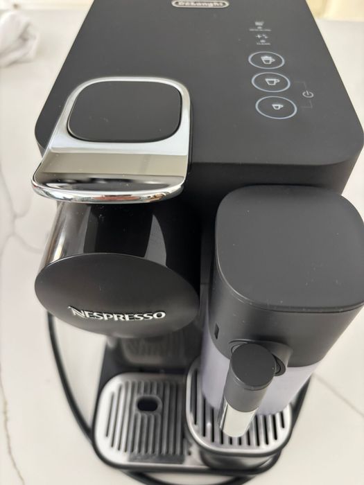 Máquina café Nespresso Latissima One Black