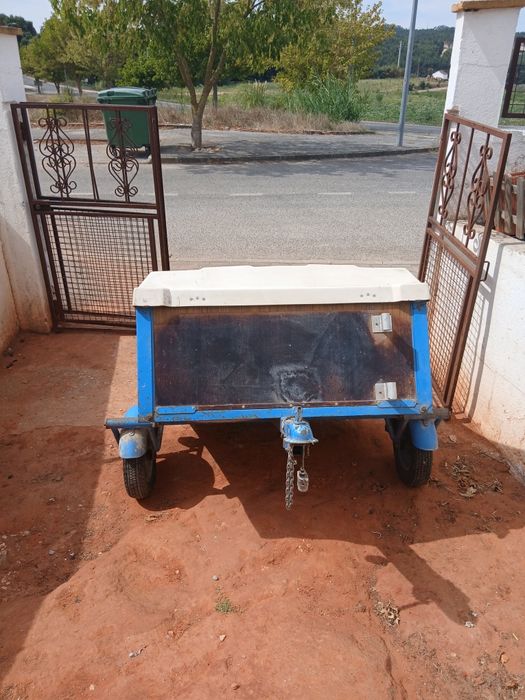 Um atrelado para carro ou moto quatro