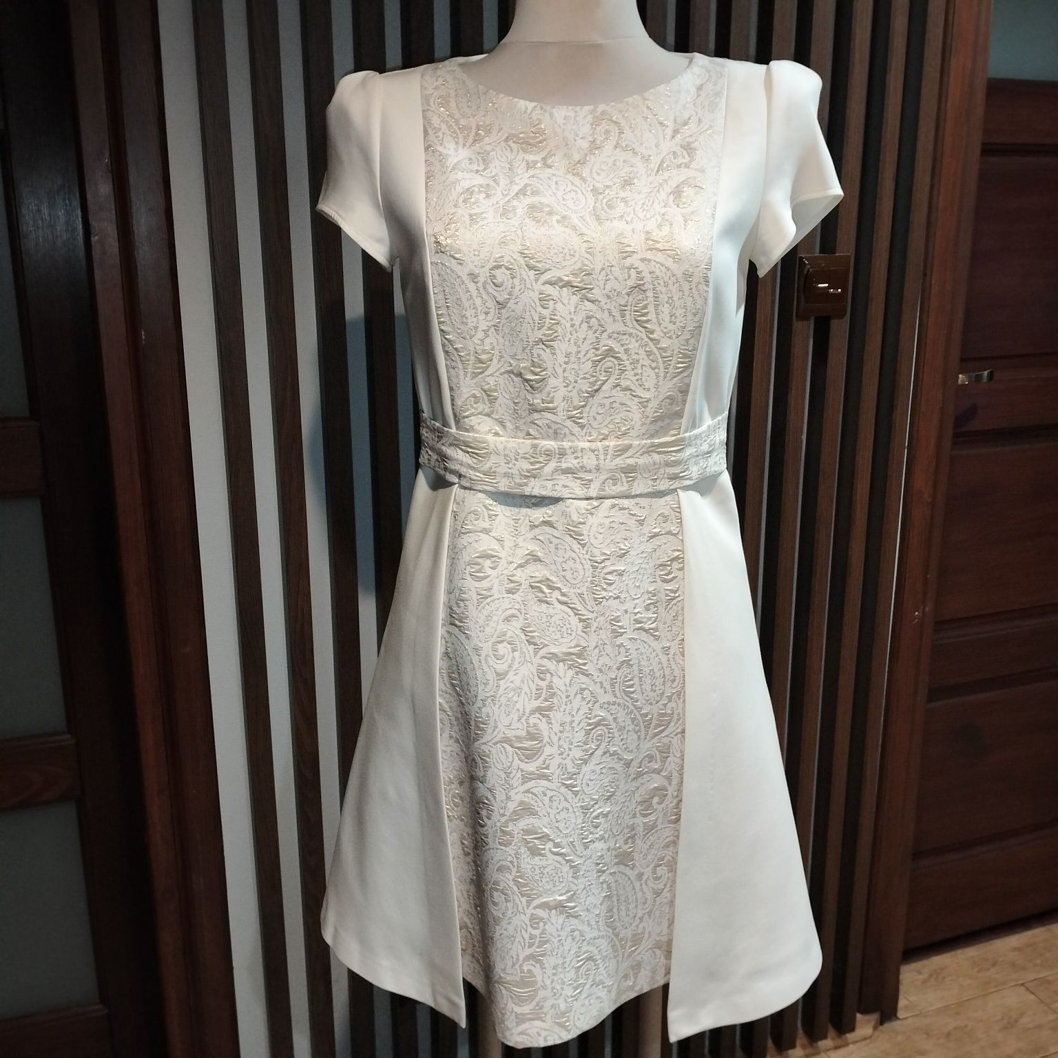 Elegancka sukienka ecru r. 38
