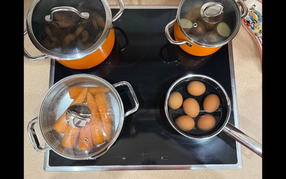 Електрична варильна поверхня NKQ 645 та духовка HEN 5850 Bosch