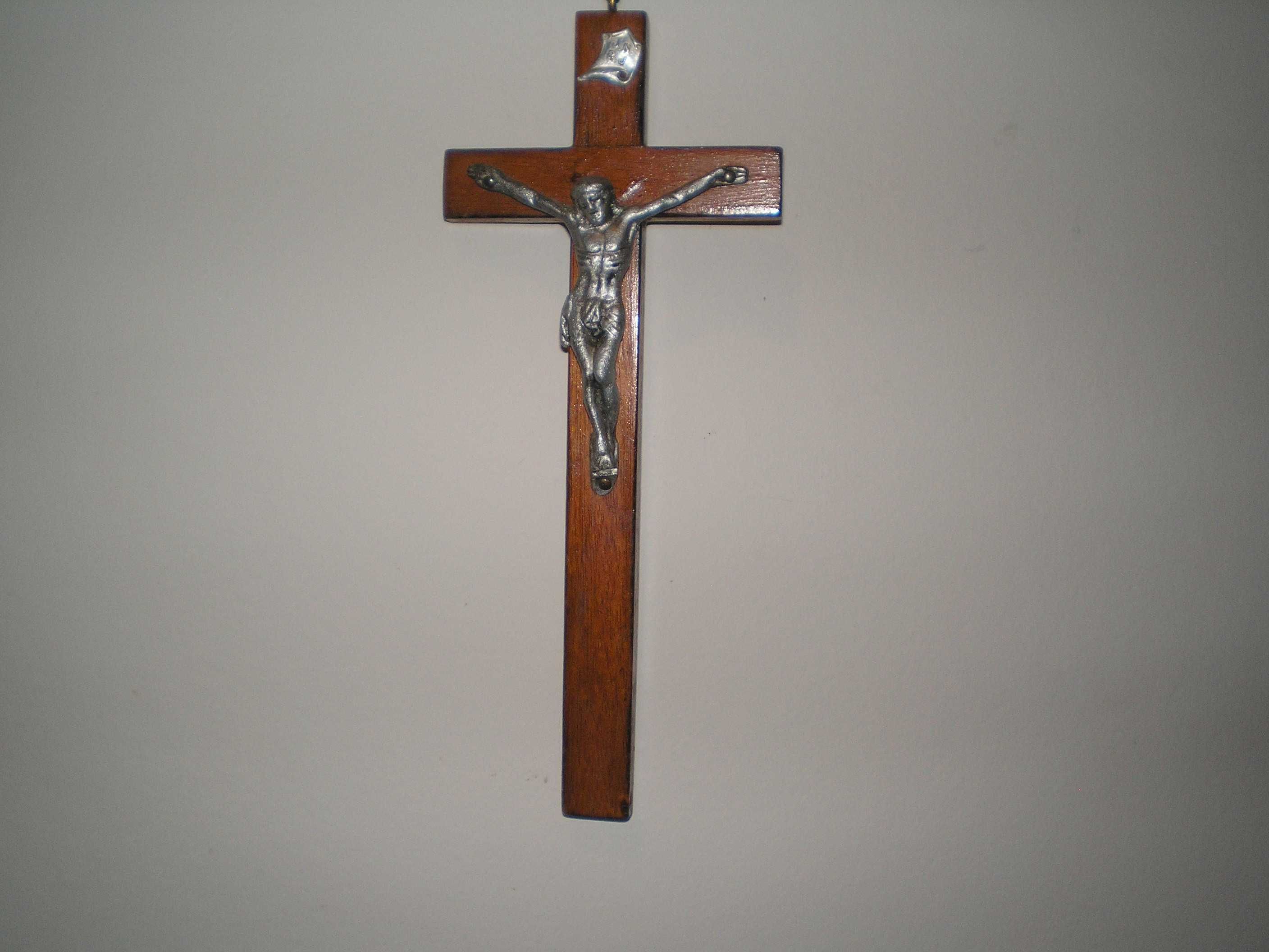 Crucifixo de parede em Madeira