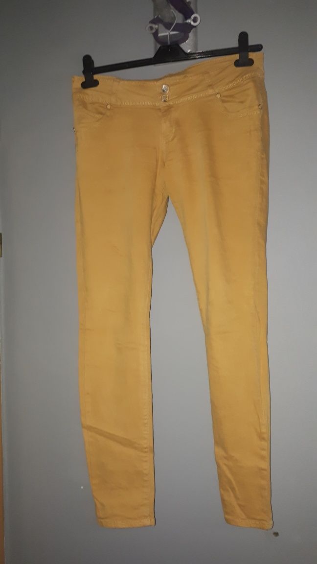 Musztardowe spodnie jeans