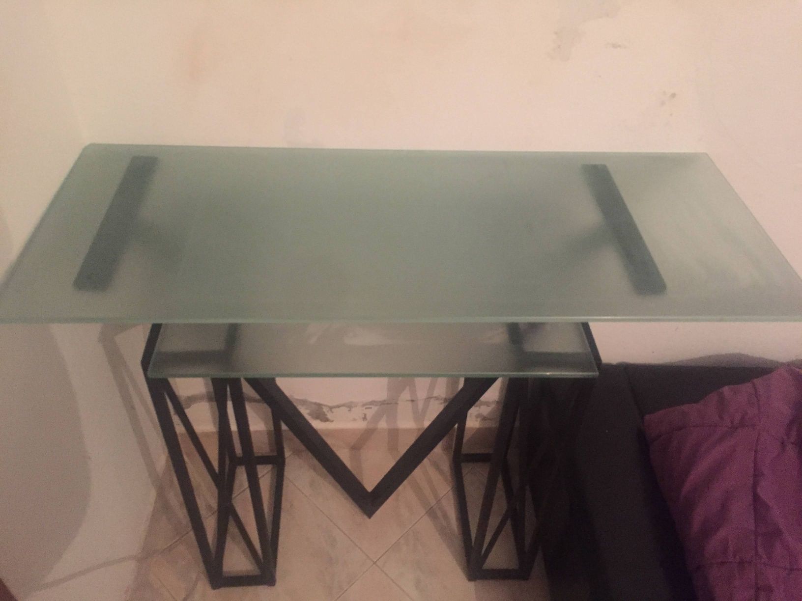 Mesa de metal e vidro