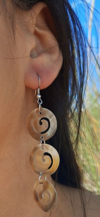 Brincos feitos com materiais naturais