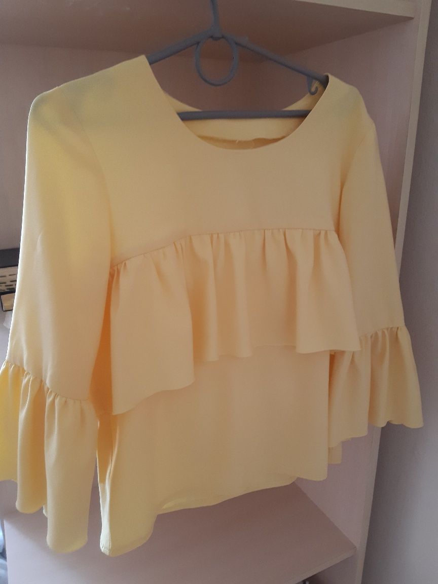 Блузка світло - жовтого кольору М-L