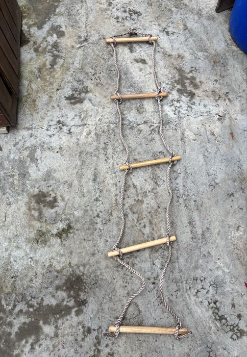 Czerwona huśtawka ogrodowa na sznurku z drabinką