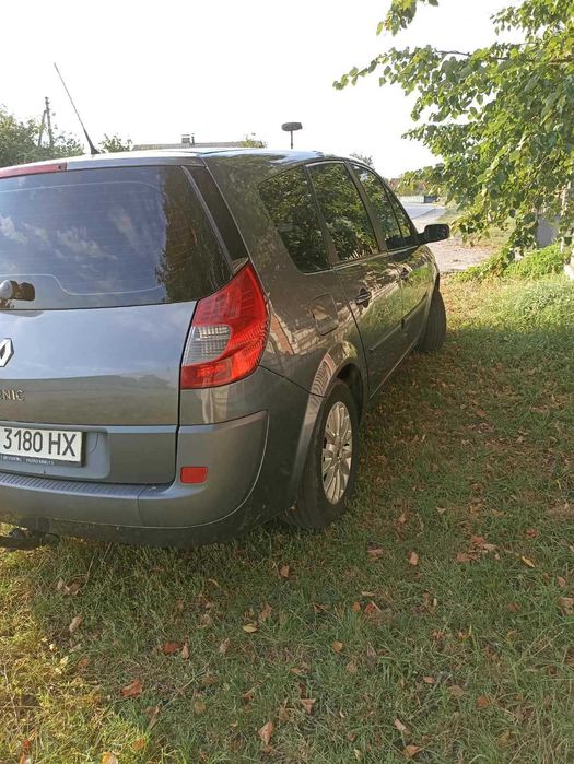 Рено Грант сценік