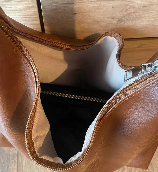 brązowa torebka na ramie regulowana zapinana na zamek shopper hobo